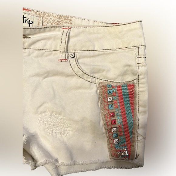 Daytrip Sz 29 Women's Cotton Shorts with factory distressing & colorful design - Picture 5 of 9